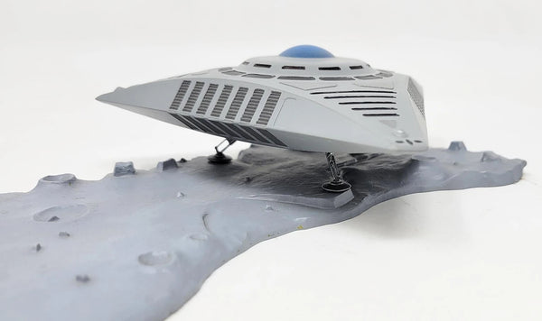 Atlantis Models 5" TR3 UFO with Base Plastic Model Kit