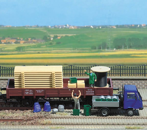 Black Forest® Hobby Supply Co Busch 1132 HO Scale Assorted Freight Loads -- Pallets, Crates, Barrels — HO Scale Scenery >
