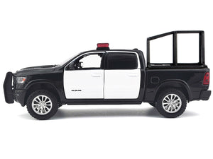 2019 RAM 1500 Laramie Crew Cab Pickup Truck with Bed Cage Black and White with Flashing Light Bar and Front and Rear Lights and Sounds 1/27 Diecast Model Car by Motormax