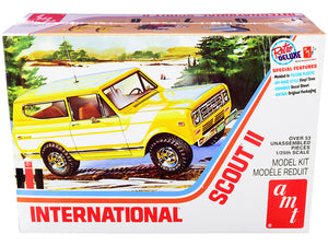 AMT - Skill 2 Model Kit IH International Harvester Scout II 1/25 Scale Model — Plastic model kit
