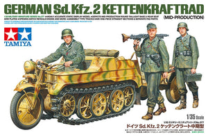 Model kit of a German Sd.Kfz. 2 Kettenkraftrad with three soldiers and Tamiya branding.
