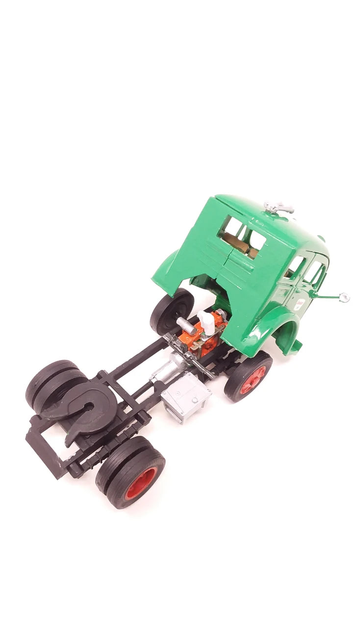 Atlantis Models 1:48 Vintage White-Fruehauf Gasoline Truck - Sinclair Dino Gasoline Plastic Model Kit