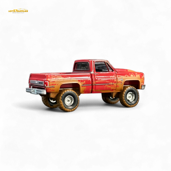 Auto World 1983 Chevrolet Silverado K10 4x4 Muddy LIFTED Squarebody 1:64 BUNDLE 1:64