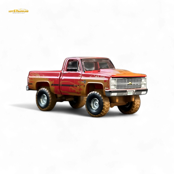 Auto World 1983 Chevrolet Silverado K10 4x4 Muddy LIFTED Squarebody 1:64 BUNDLE 1:64